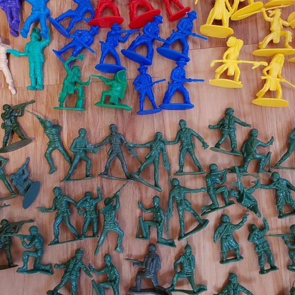 Vintage Lot Plastic Military Figures Native Americans Cowboys Play Mat Cake Top - Picture 5 of 13